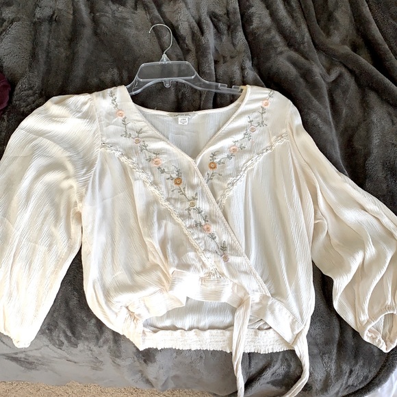 American Eagle Outfitters Tops - american eagle off white floral long sleeve blouse